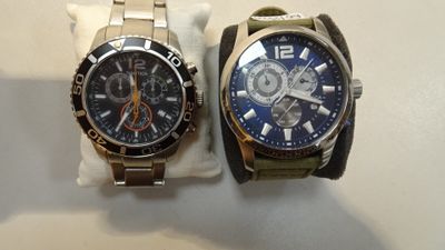 deux montres assises l'une à côté de l'autre sur une table