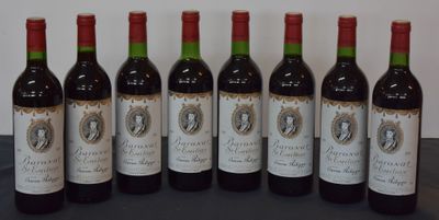 six bouteilles de vin sont alignées sur une table
