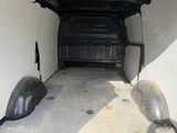 une photo d'une camionnette dont la porte est ouverte
