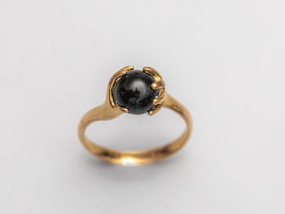 Bague en or jaune 585°/°° (14K), ornée d'une boule d'onyx en…