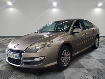 la photo d'une voiture garée dans un garage