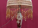 l'image d'une lampe posée sur une table