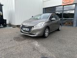 Une voiture grise est garée devant un immeuble.
