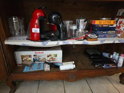 une cafetière et un mixeur posés sur une étagère en bois
