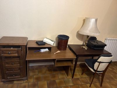 un bureau sur lequel se trouvent une lampe et une imprimante