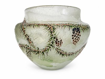 un vase en verre avec un motif sur une surface blanche