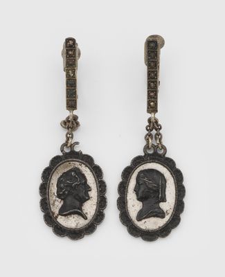 une paire de boucles d'oreilles représentant le portrait d'un homme et d'une femme
