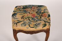 Tabouret en bois mouluré et sculpté à décor de fleurs, garni… (photo 2)