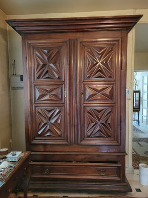 une armoire en bois au milieu d'une pièce