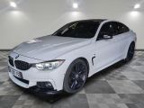 La BMW M4 Coupé blanche est garée dans un showroom.