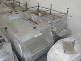 une pièce avec beaucoup de cartons et des cartons sur le sol