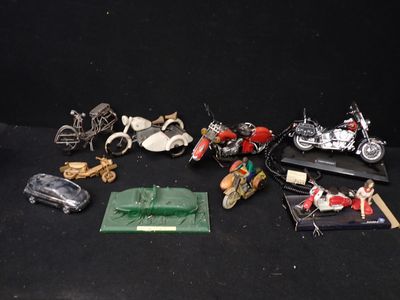 de nombreux modèles différents de motos miniatures posés sur une surface noire