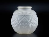 une image représentant un vase blanc sur fond noir