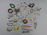 de nombreux types de bijoux sur la table