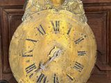 une horloge posée sur une table dans une pièce