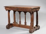 une vieille table en bois dont le plateau est sculpté sur fond blanc