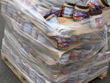 une grande pile de denrées alimentaires posée sur une palette