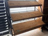 une étagère en bois comportant plusieurs tablettes