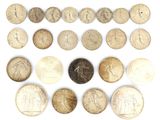 un assortiment de pièces anciennes sur un fond blanc