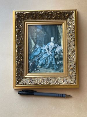 une photo représentant un tableau et un stylo accrochés au mur