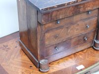 Commode de maîtrise en bois et placage d'acajou ouvrant par … (photo 4)