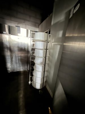 une photo d'une cuisine où l'on voit beaucoup de casseroles et de poêles
