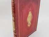 un livre rouge orné d'un motif doré
