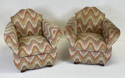 Une paire de fauteuils tapissés H.