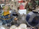 une table en verre sur laquelle sont disposés de nombreux vases différents