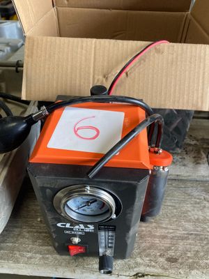 un appareil orange et noir posé sur une table, à côté d'un carton