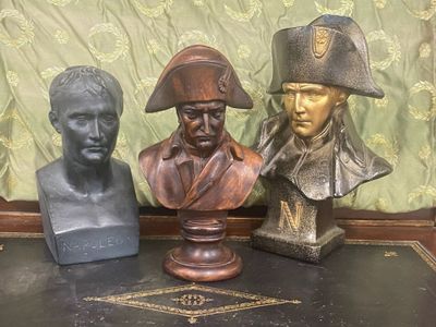 trois bustes d'hommes exposés sur une table