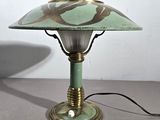 une lampe posée sur une table avec une lumière dessus