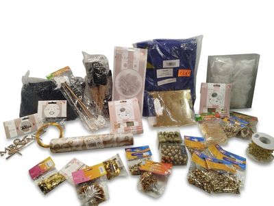 les nombreux objets qui se trouvent dans le sac posé sur la table