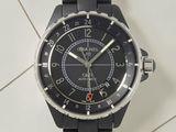une montre posée sur un sol carrelé
