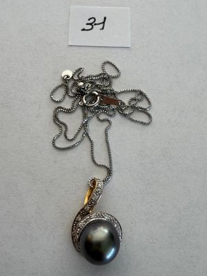 Chaîne en platine, soutenant un pendentif en or jaune, serti…