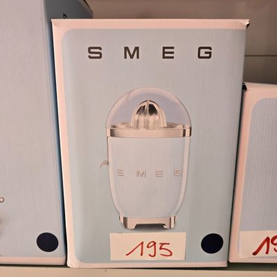 une boîte sur laquelle est posé un presse-agrumes