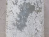 une photo d'un carrelage blanc sale sur lequel figure un triangle
