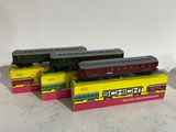 trois petits trains posés les uns sur les autres sur une table