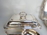 un plat en argent avec un couvercle en argent et un plat en argent avec un couvercle en argent