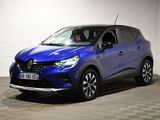 une voiture bleue garée dans un garage au sol en damier