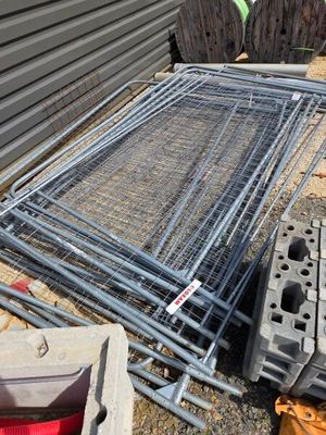 un tas de matériel de chantier posé à même le sol
