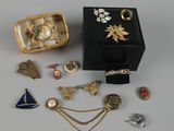 un assortiment de bijoux comprenant des bagues, des broches et d'autres articles