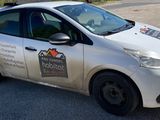 une voiture argentée garée dans un parking