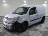 la photo d'une camionnette blanche garée sur un sol en damier