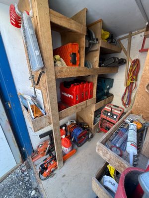un garage rempli d'outils, avec des outils rangés sur les étagères