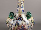 un vase avec un tableau posé sur une table