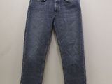 un jean suspendu à un cintre contre un mur