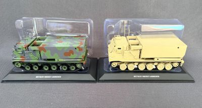deux maquettes de véhicules militaires exposées sur une table