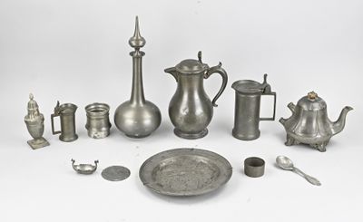 beaucoup d'objets en argent qui se trouvent sur la table