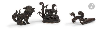 trois figurines en bronze représentant des animaux et un oiseau dans une cage